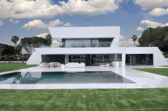 Beautiful All White House With Pool