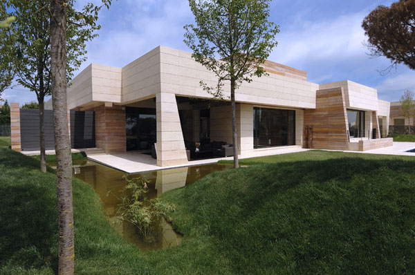 Beautiful House Integrated in the Natural Environment of the Residential Area