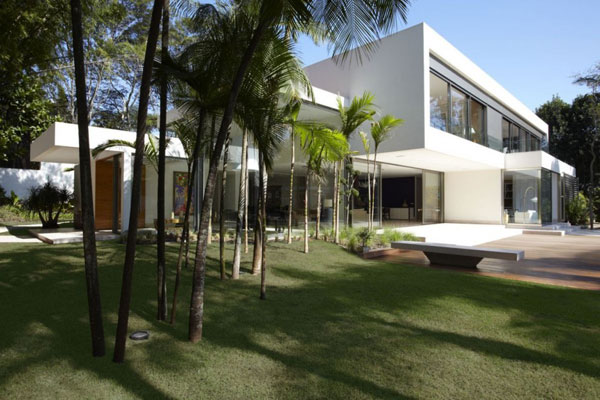 The Morumbi Residence: Exotic Landscapes and Diverse Interior Design